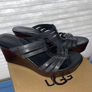 UGG platform sandal black size 6